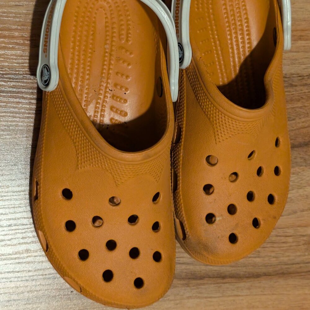 Crocs Classic Texas Longhorns University of Texas Clogs in orange